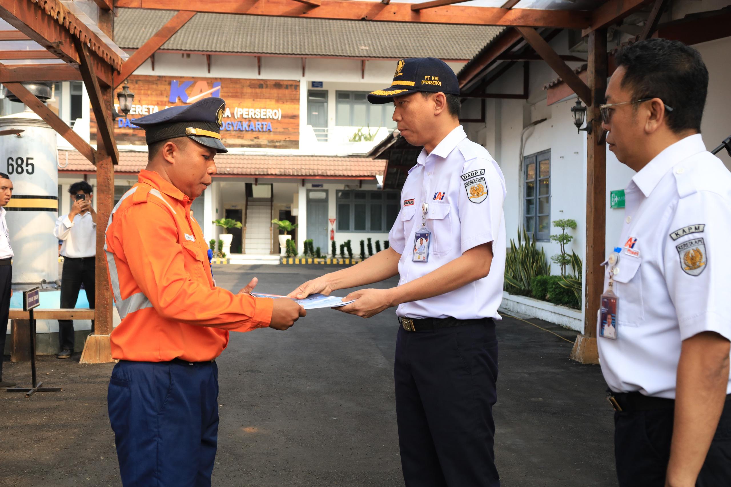KAI Daop 6 Apresiasi PJLPurwono Prasetyo yang Sigap Cegah Insiden di Perlintasan Sebidang
