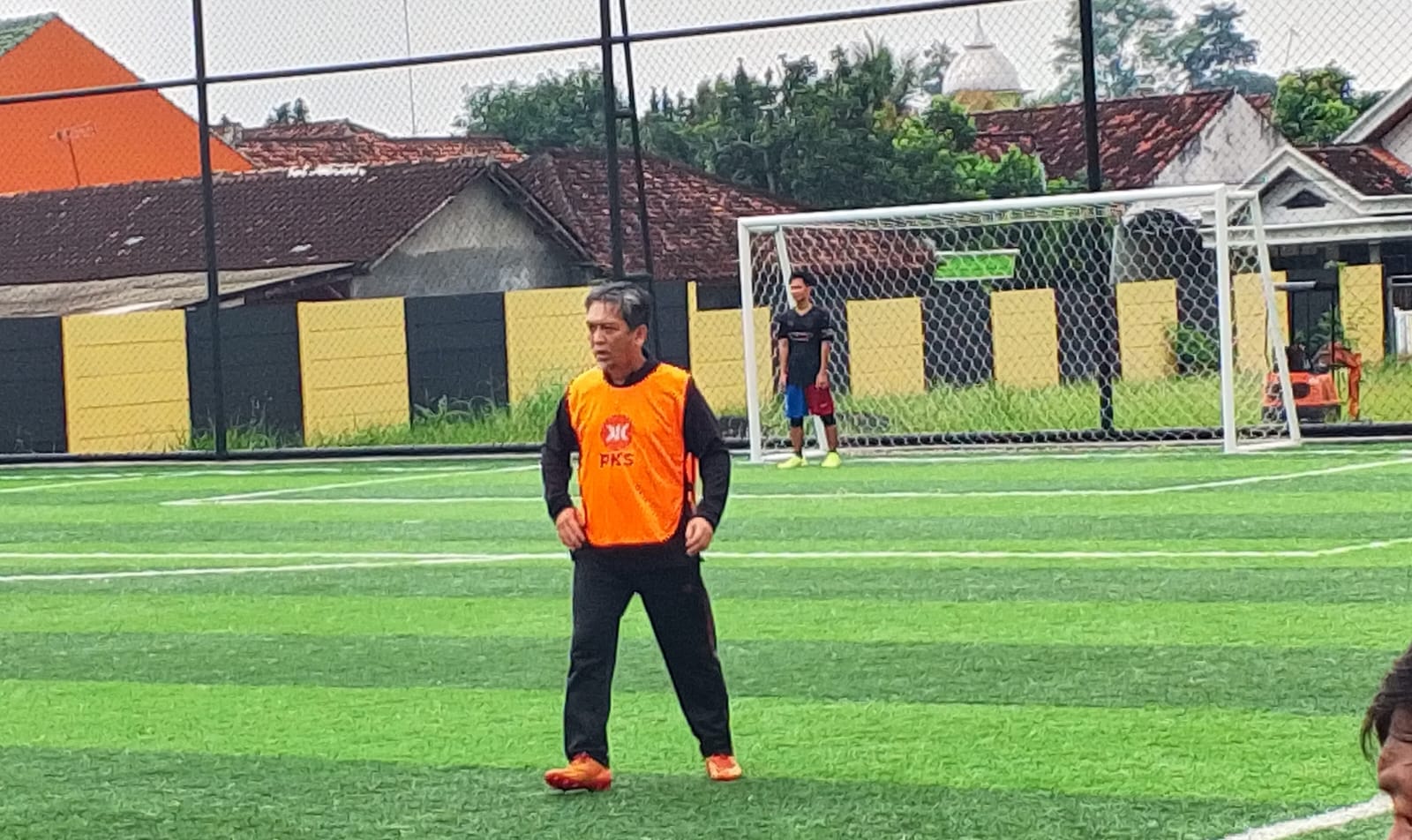 62 Tahun, Presiden PKS Almuzzammil Yusuf Tetap Gesit Bermain Sepak Bola 