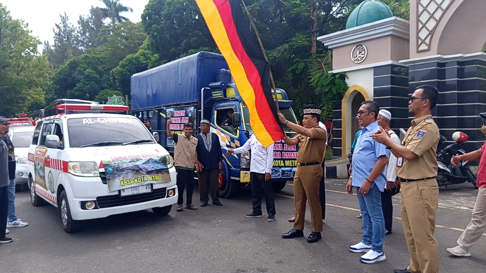 Walikota Metro Berangkatkan Truk Bantuan untuk Korban Bencana Sumatera