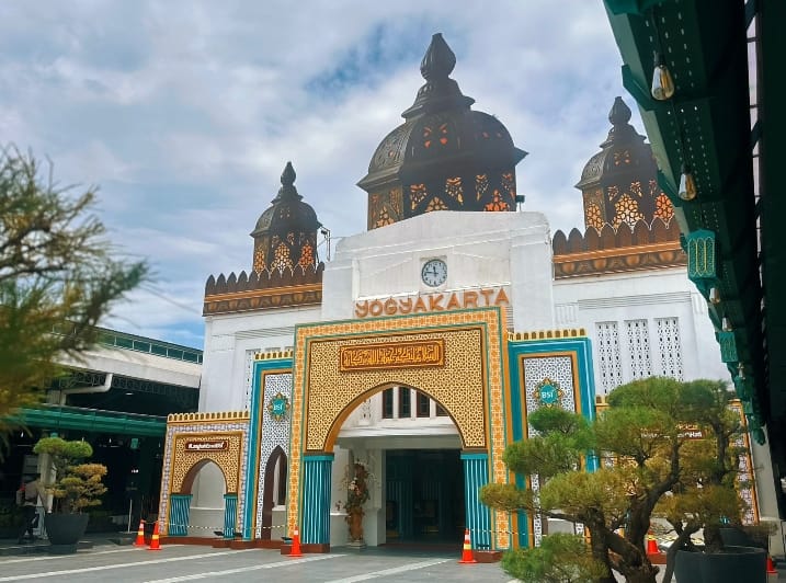 KAI Daop 6 Hias Stasiun dengan Nuansa Lebaran, Penumpang Dimanjakan Suasana Hangat