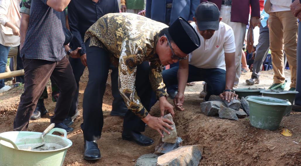 Bupati Ardito Wijaya Letakkan Batu Pertama Pembangunan Jembatan Pertanian di Trimurjo