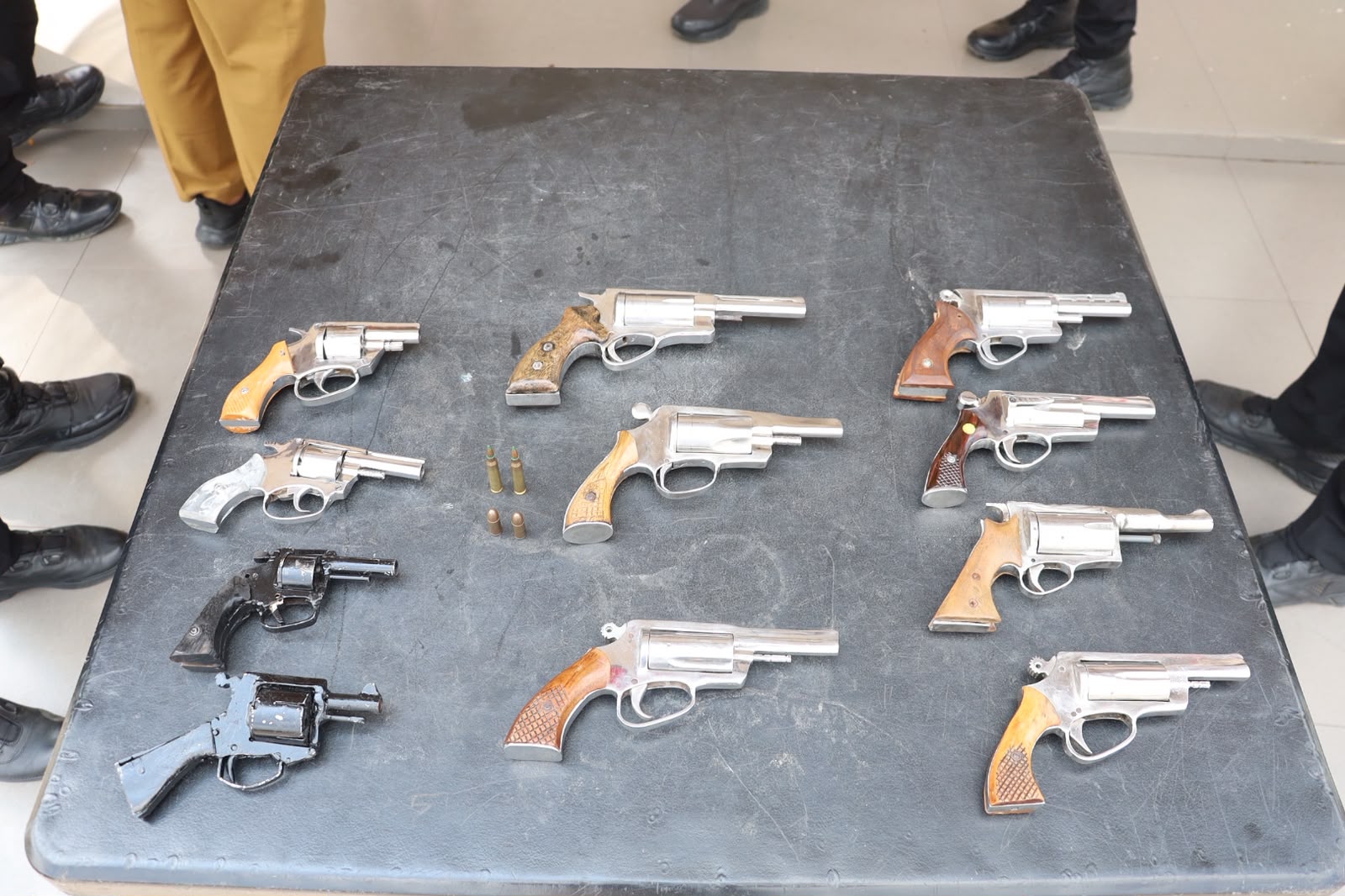 Tokoh Masyarakat Tiga Desa Serahkan 11 Senpira kepada Polres Mesuji