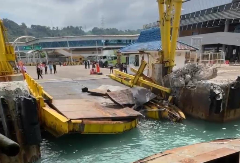 Geger! KMP Port Link 3 Tabrak Dermaga Eksekutif Merak