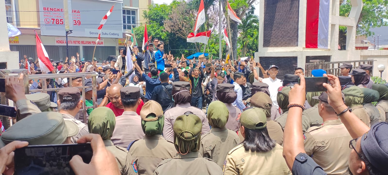 Ratusan Mahasiswa dan Ojol Geruduk Kantor DPRD Metro