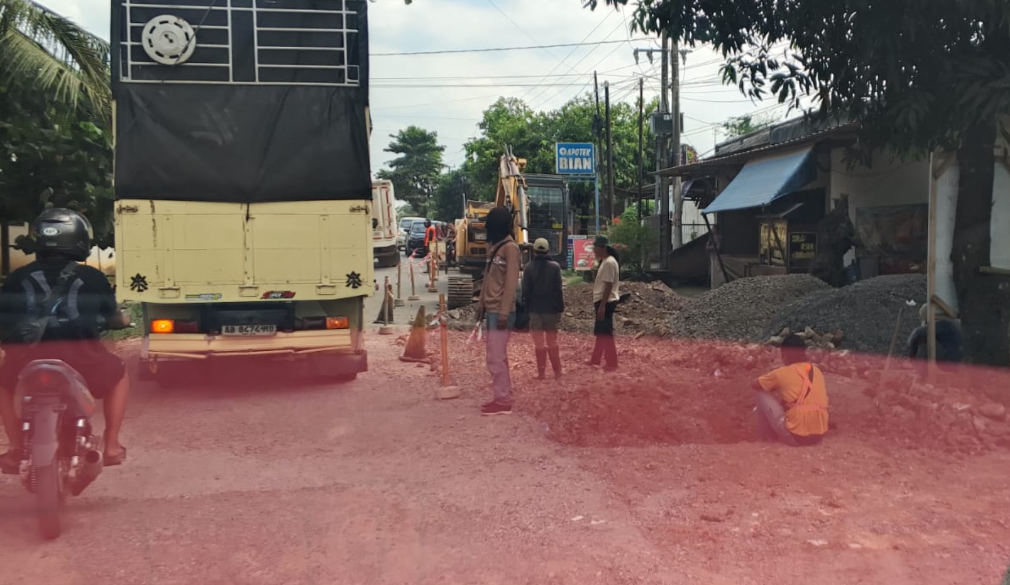 Pengerukan Jalan Sukadamai Lampung Selatan, Arus Lalu Lintas Dialihkan
