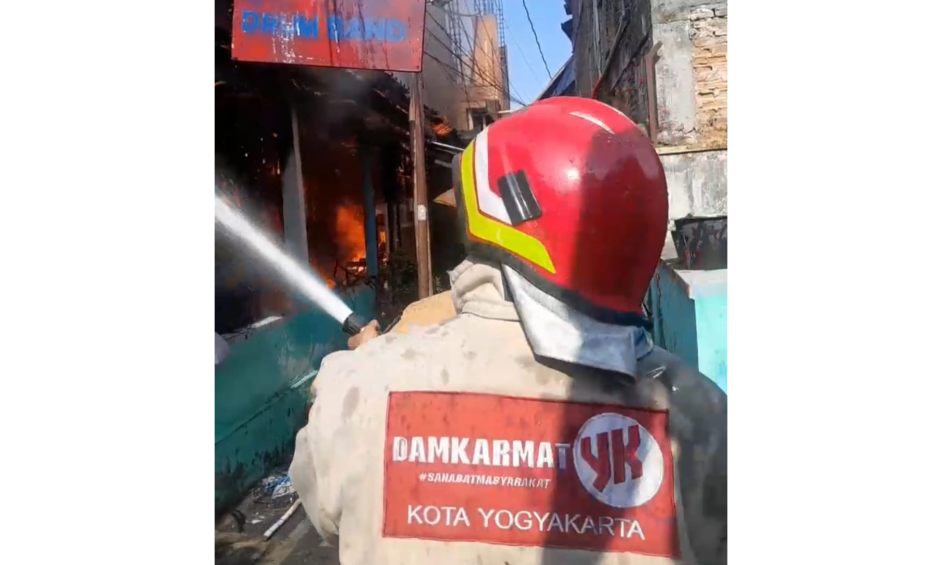 Rumah Warga di Purbayan Kotagede Terbakar, Empat Mobil Damkar Dikerahkan ke Lokasi