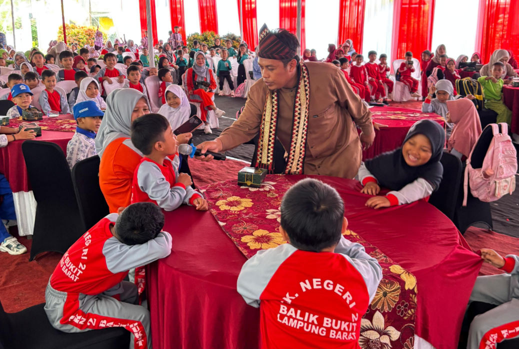 Dongeng Jadi Jembatan Literasi, Jarwo Songha Meriahkan Festival Literasi Nasional Lampung Barat