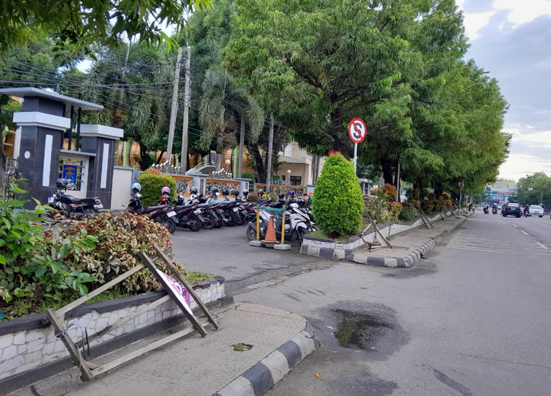 Satpol PP Kota Metro Tindaklanjuti Keluhan Warga Soal Tiang Papan Bunga Tergeletak di Trotoar