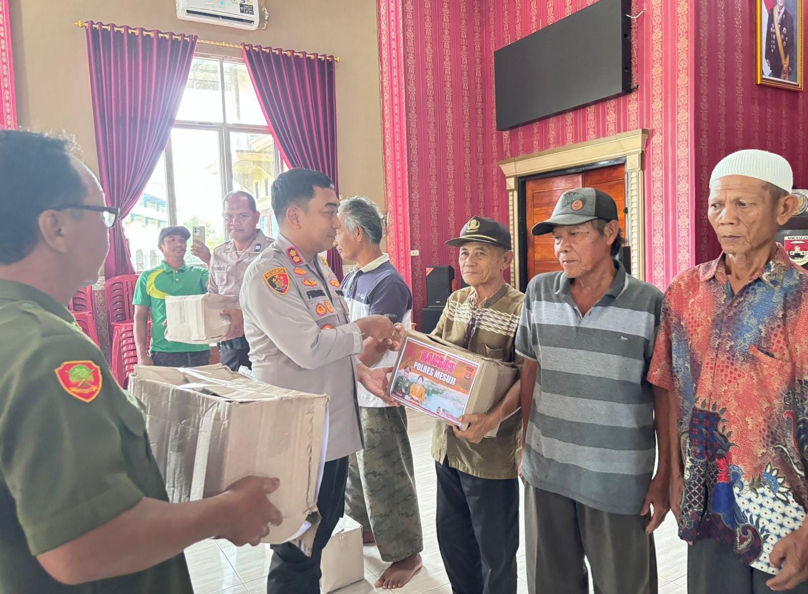 Jumat Curhat di Mulya Agung, Polres Mesuji Dengar Aspirasi dan Beri Bantuan Sembako