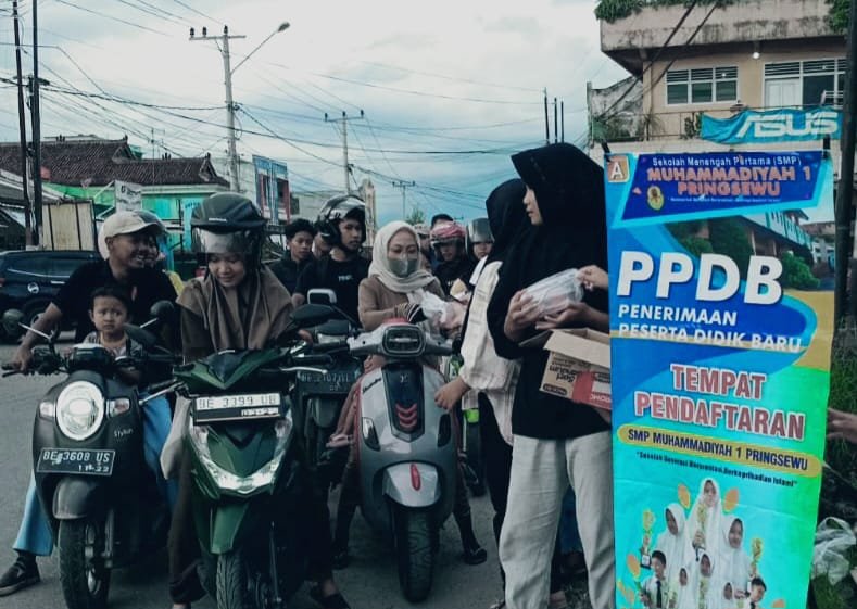 SMP Muhammadiyah 1 Pringsewu Ajak Siswa Berbagi Takjil dan Sembako di Bulan Suci Ramadhan