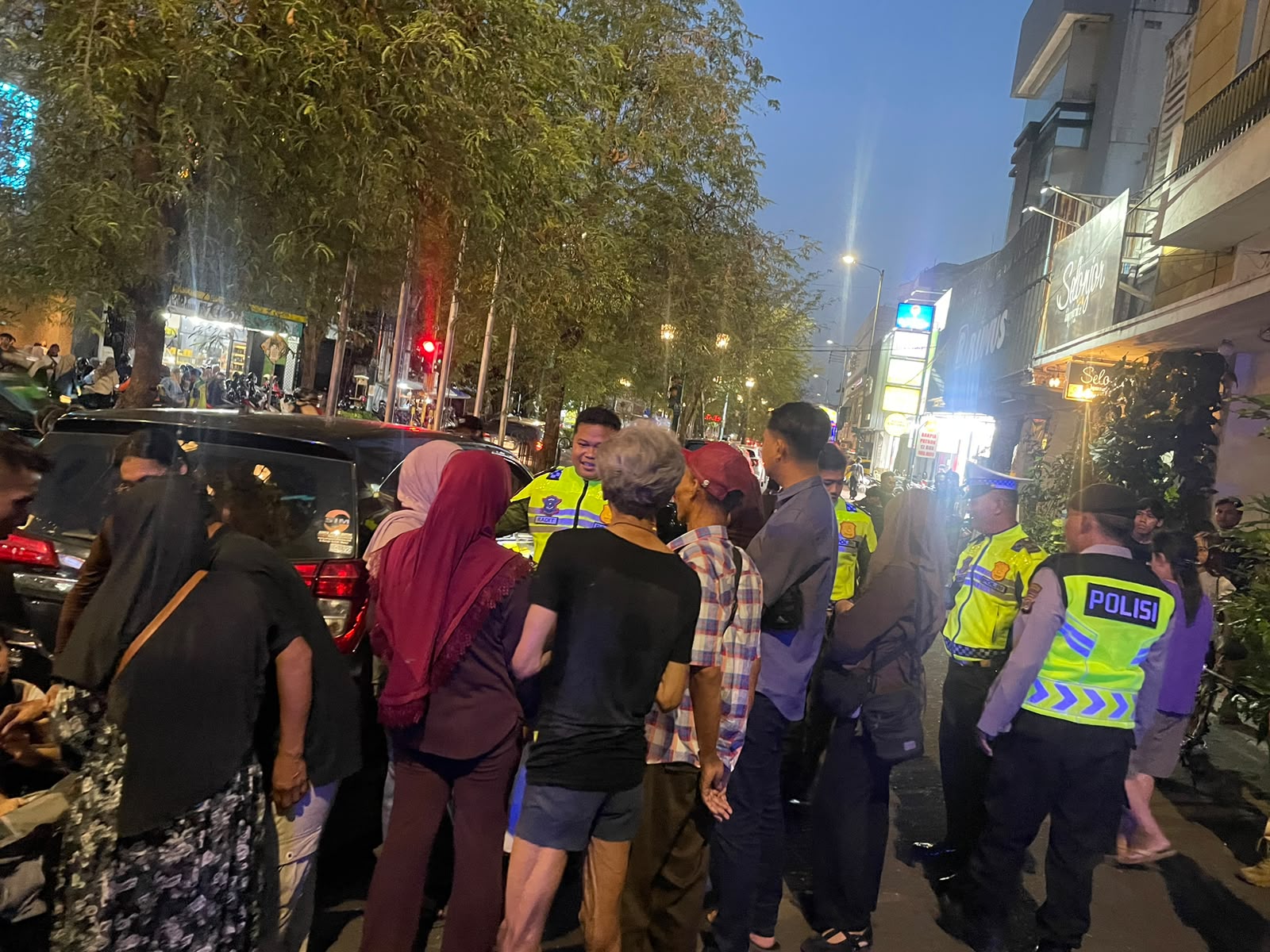 Lansia Terjebak dalam Mobil hingga Lemas, Polisi dan Warga Lakukan Evakuasi