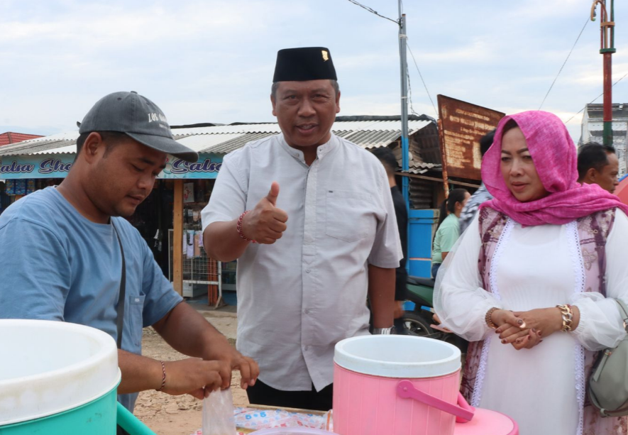 Ngabuburit di Simpang Agung, Wabup Lamteng Borong Takjil