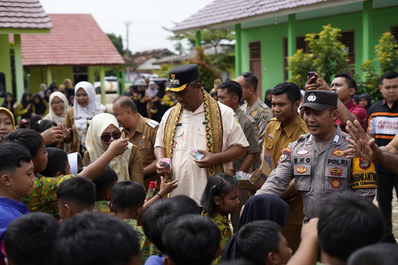 Bagikan Susu Gratis, Plt Bupati I Komang Koheri: Asupan Gizi Baik Kunci Semangat dan Prestasi Belajar Anak