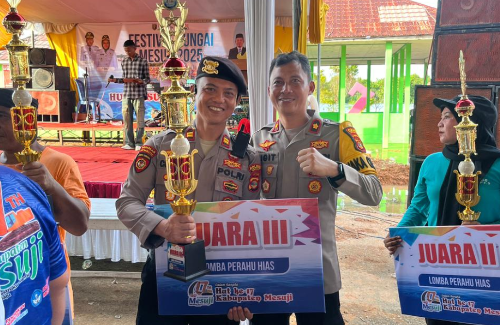 Polres Mesuji Tampilkan Kreasi Terbaik, Raih Juara III di Lomba Perahu Hias