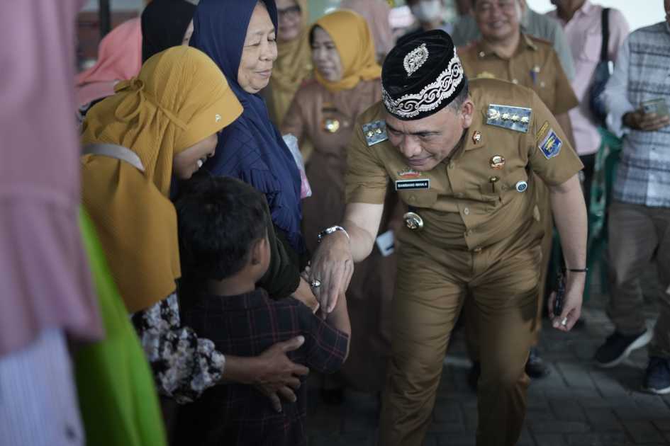 Walikota Metro Serahkan Bantuan Sosial untuk 668 Keluarga Penerima Manfaat