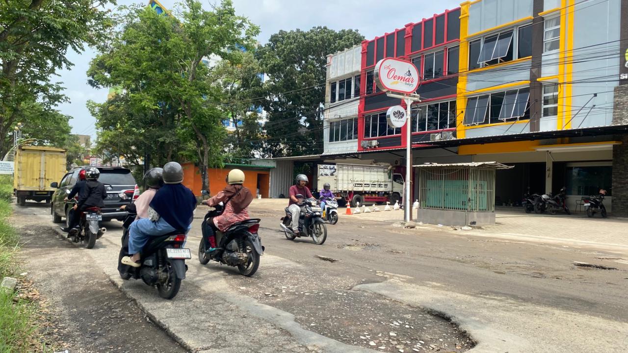 Tak Kunjung Diperbaiki, Jalan Provinsi di Metro Barat Jadi Sorotan Warga