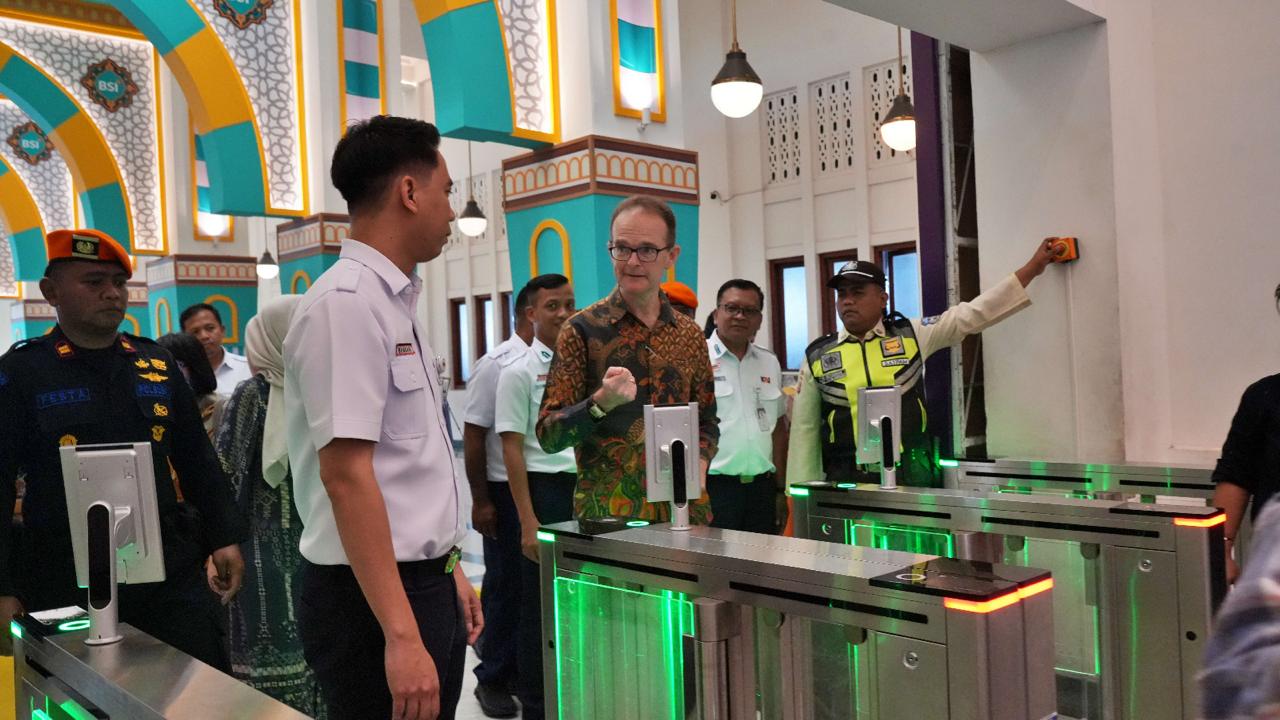 Kunjungi Stasiun Yogyakarta, Dubes Inggris Dorong Kolaborasi Transportasi Rendah Karbon