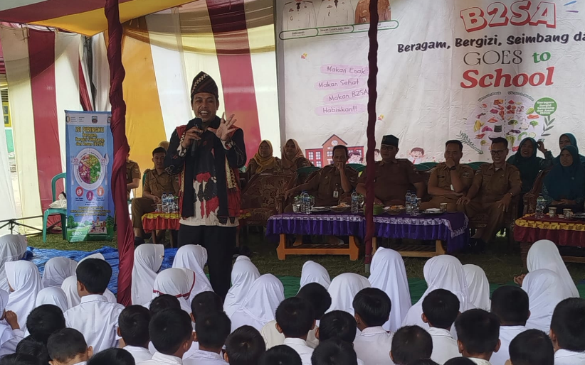 Jarwo Songha Tampil di SDN 52 Krui, Ajak Anak-Anak Gemar Makan Sehat
