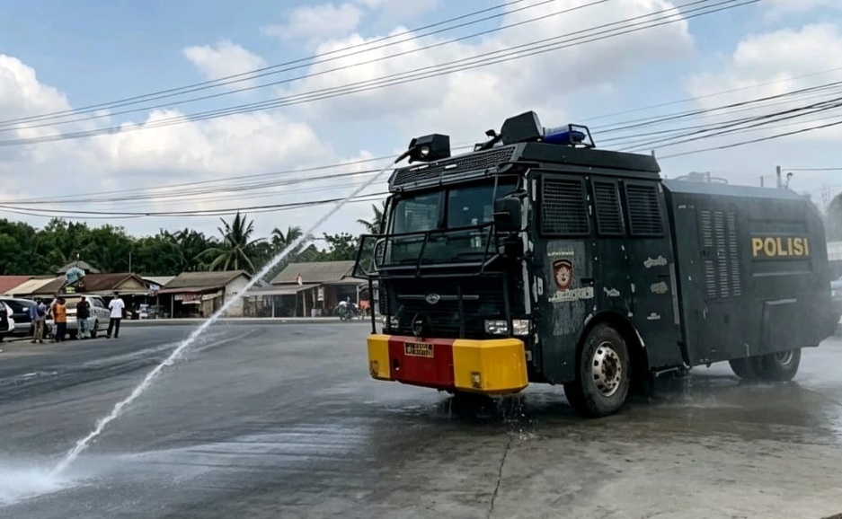 Antisipasi Dampak Abu Vulkanik, Polres Mesuji Lakukan Penyiraman Jalan Utama