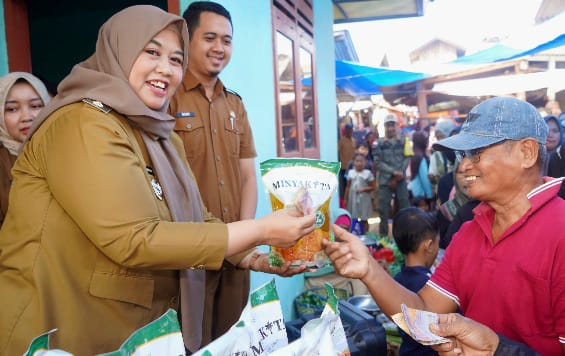 Tekan Inflasi, Pemkab Pringsewu Hadirkan Sembako Murah di Pasar Sukoharjo