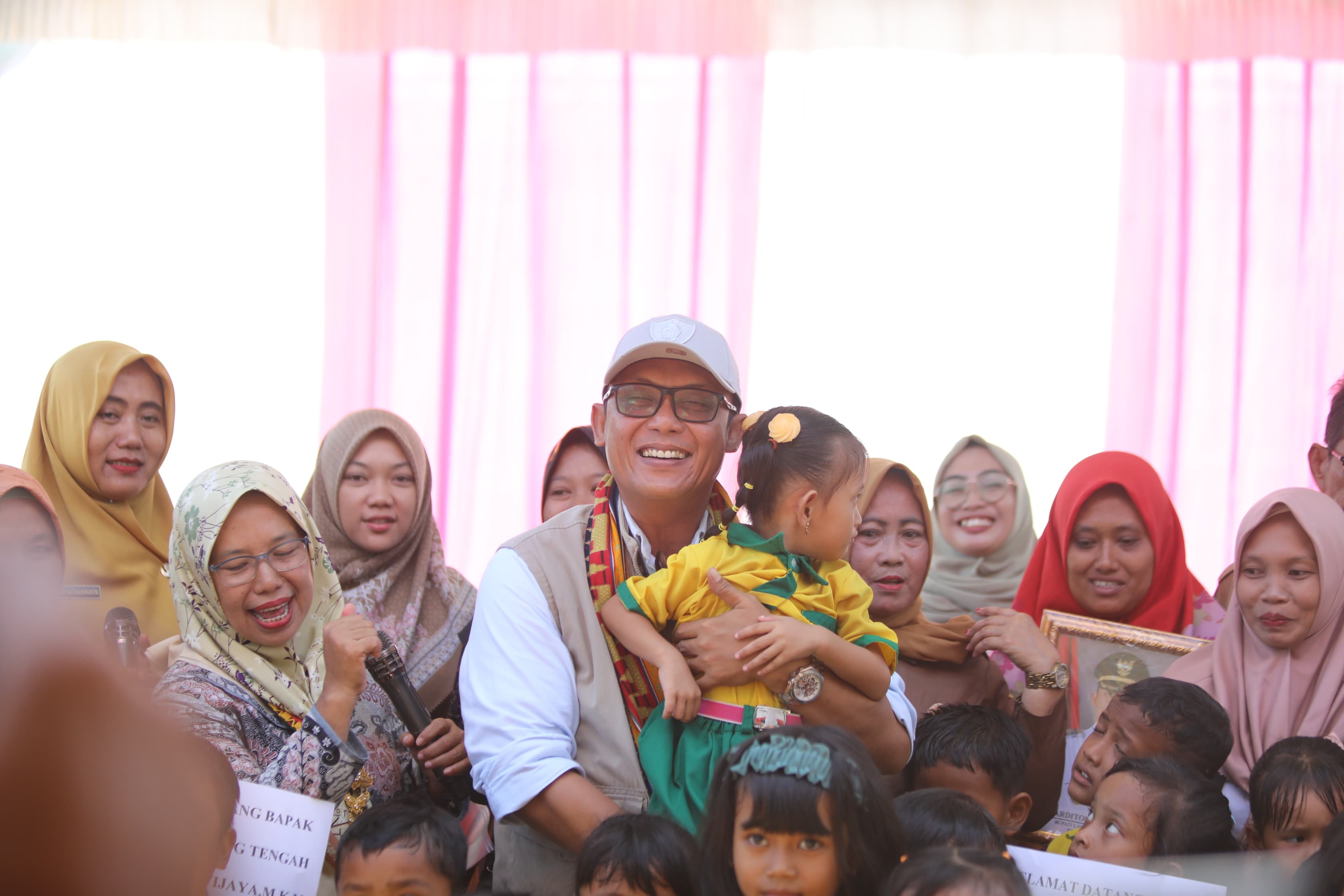 Dukung Program Pemerintah Pusat, Bupati Lampung Tengah Berikan Susu Gratis pada Anak SD