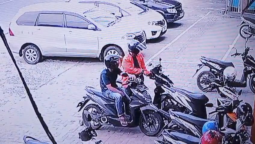 Terekam CCTV, Dua Pelaku Gasak Motor Honda Beat di Parkiran MBC Metro