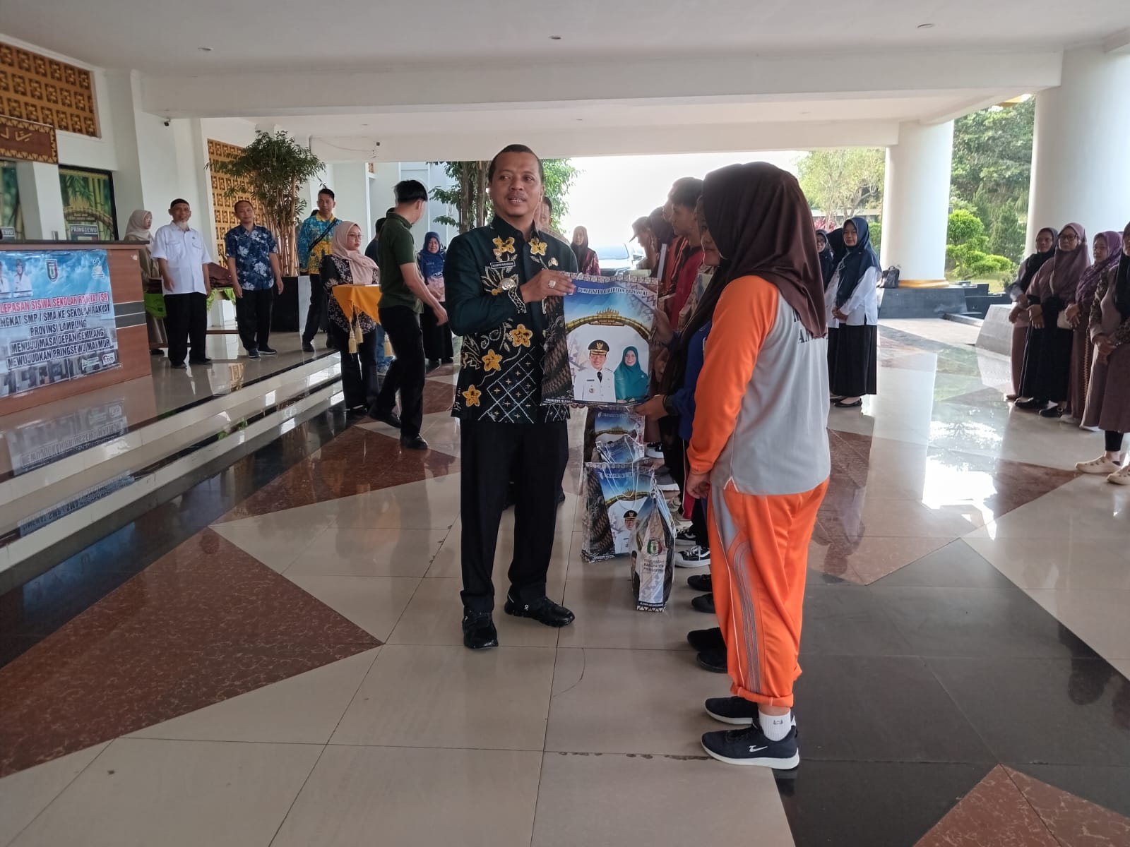 Bupati Riyanto Pamungkas Antar 12 Siswa Pringsewu Menuju Sekolah Rakyat Provinsi Lampung