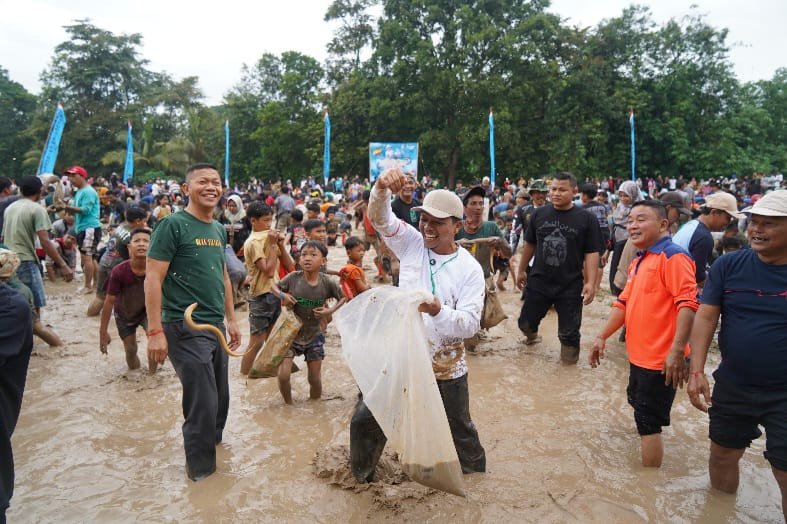Semarak HUT ke 16 Pringsewu: Ratusan Warga Antusias Ikuti Gogoh Iwak