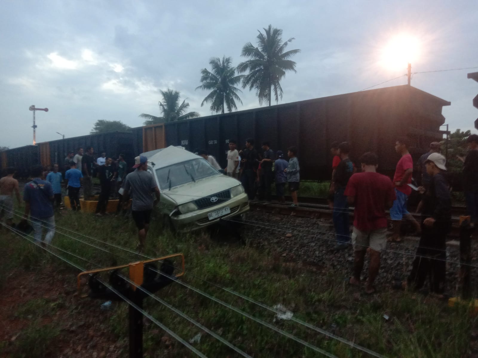 Terseret Kereta Api, Mobil Kijang Kapsul di Abung Jayo Lampung Utara Ringsek