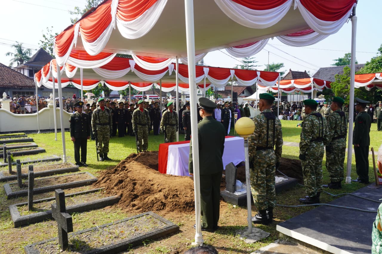 Suasana Haru Warnai Pemakaman Militer Kopda Anumerta Farizal Rhomadhon di TMP Giripeni