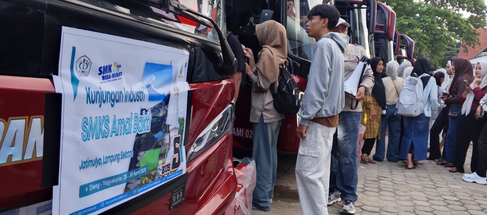 Tingkatkan Kompetensi, Siswa-siswi SMK Amal Bakti Jatimulyo Ikuti Kunjungan Industri ke Jawa Tengah