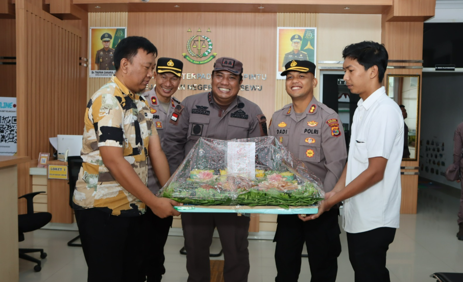 Kapolres Pringsewu Sambangi Kejari Bawa Tumpeng, Tekankan Pentingnya Komunikasi Antarpenegak Hukum