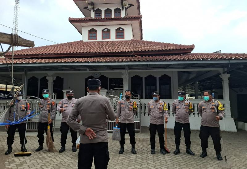 Pascahujan Abu Vulkanik, Polisi dan Warga Bersihkan Masjid Jami Pekon Pardasuka