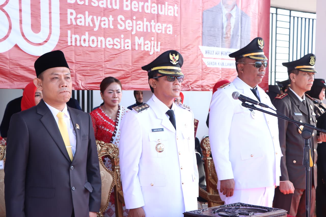 Bupati Ardito Pimpin Pengibaran Merah Putih, Ajak Warga Lamteng Wujudkan Indonesia Emas 2045