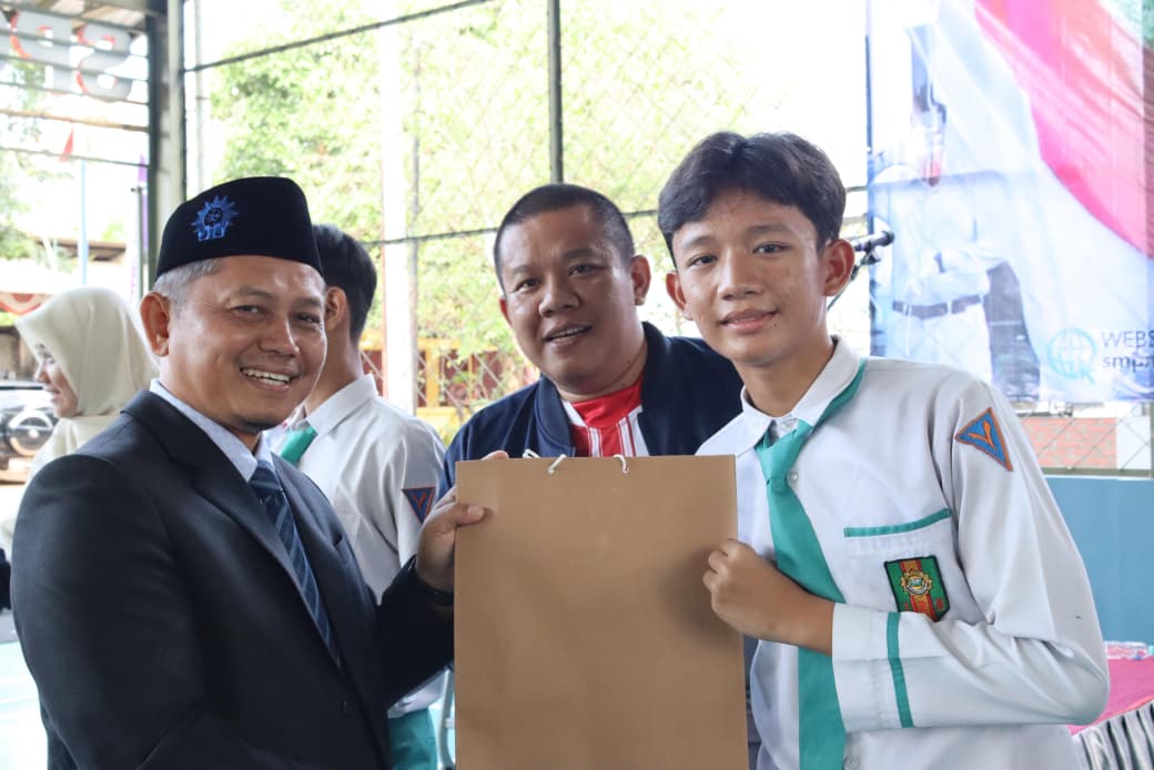 HUT ke-80 RI: SMP Muhammadiyah Ahmad Dahlan Beri Penghargaan Siswa Berprestasi