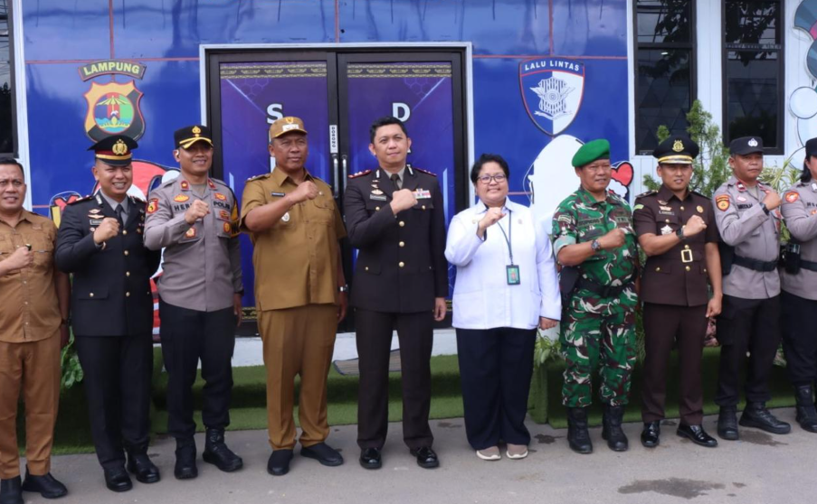  Plt. Bupati I Komang Koheri Bersama Kapolres Lamteng Tinjau Pos Pelayanan Nataru 2026 di Bandar Jaya