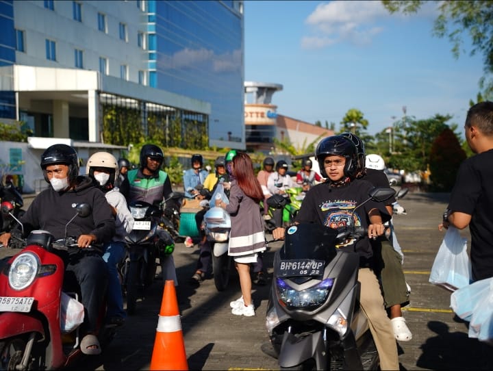 Sambut Anniversary ke-9, INNSiDE by Meliá Yogyakarta Bagikan Takjil ke Warga