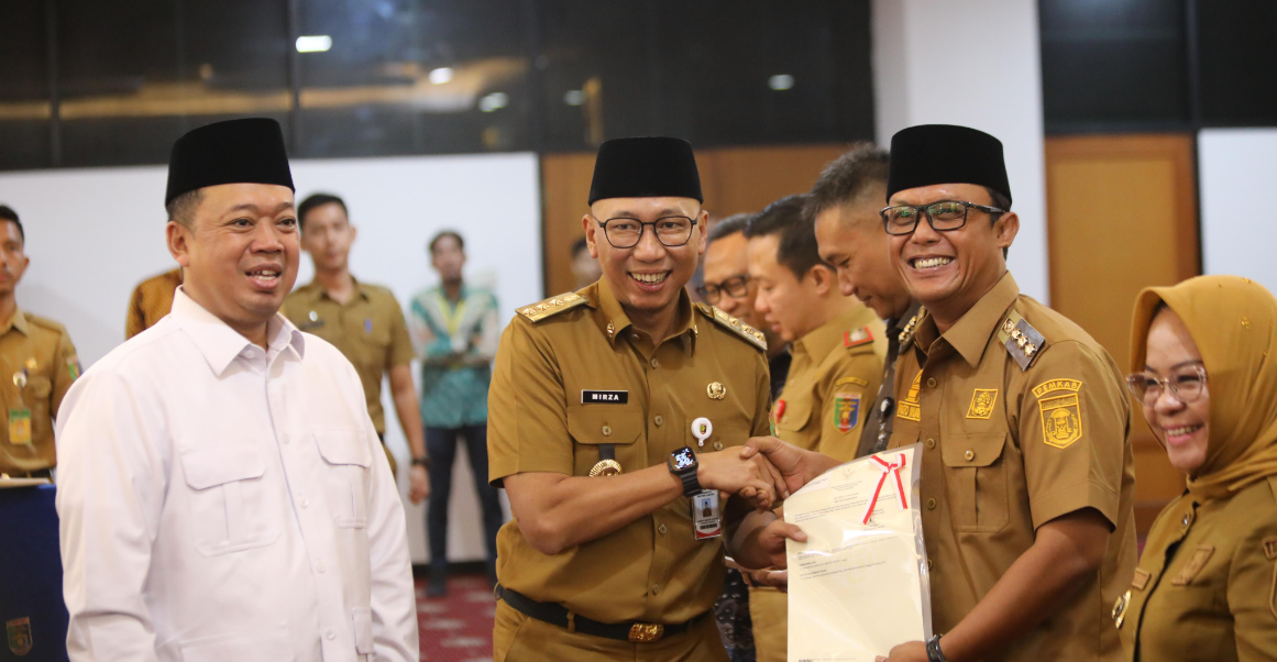 Bupati Ardito Terima Sertifikat Tanah dari Menteri ATR-BPN, Dukung Penataan Hukum Agraria