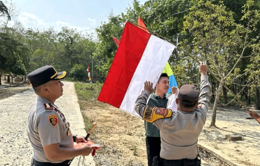 Sambut HUT RI ke-81, Kapolres Mesuji Bagikan Bendera ke Rumah Warga hingga Pengendara