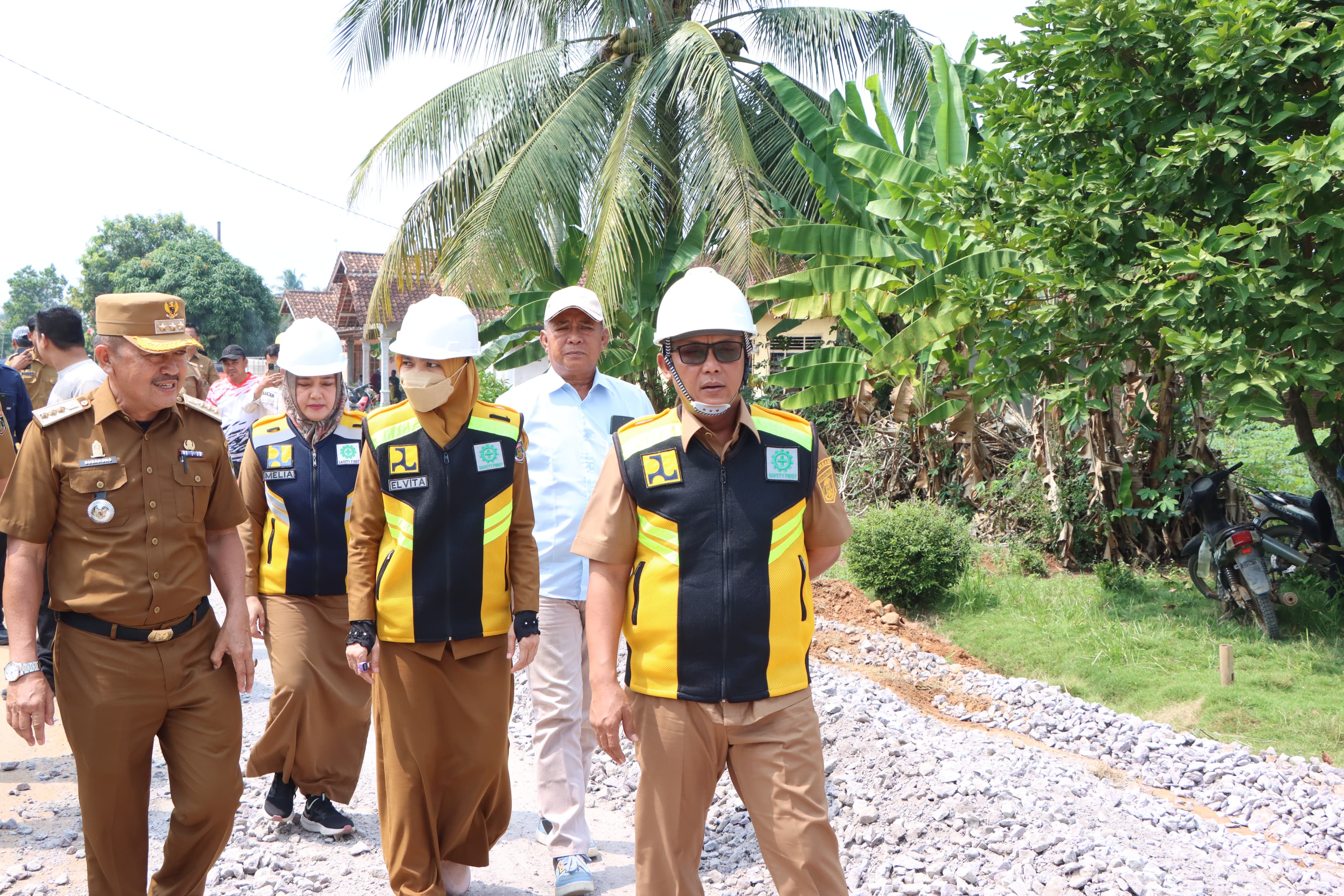 Tingkatkan Infrastruktur dan Konektivitas Antarwilayah, Bupati Ardito Tinjau Langsung Pembangunan Jalan Buyut Ilir – Tanggul Angin