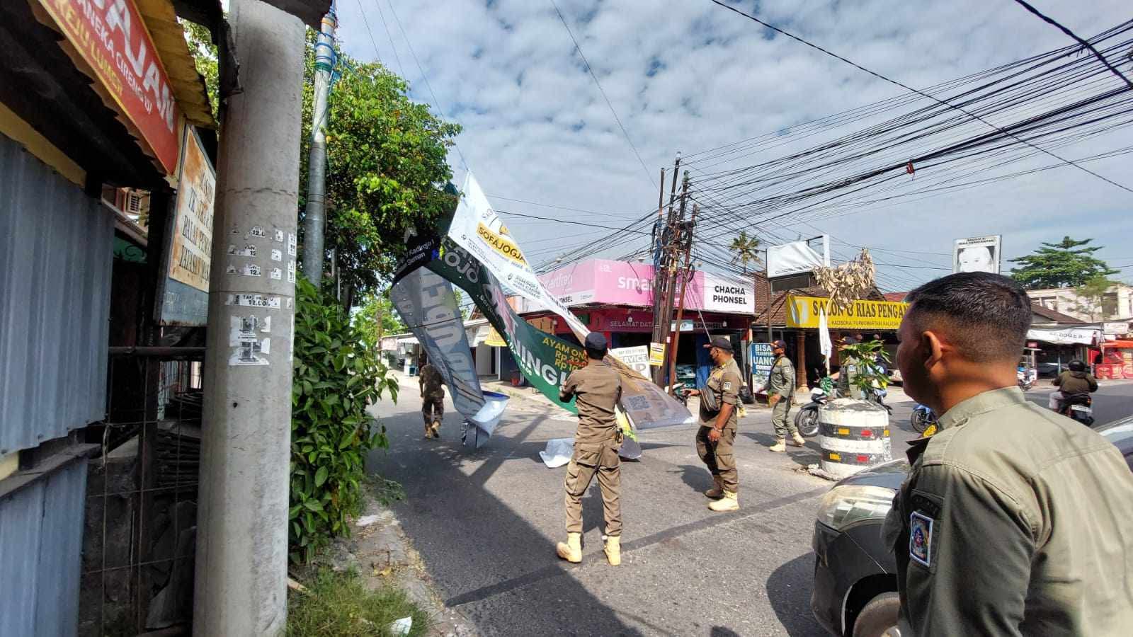 Satpol PP Sleman Copot Puluhan Spanduk Ilegal, Pelaku Usaha Diminta Taat Aturan