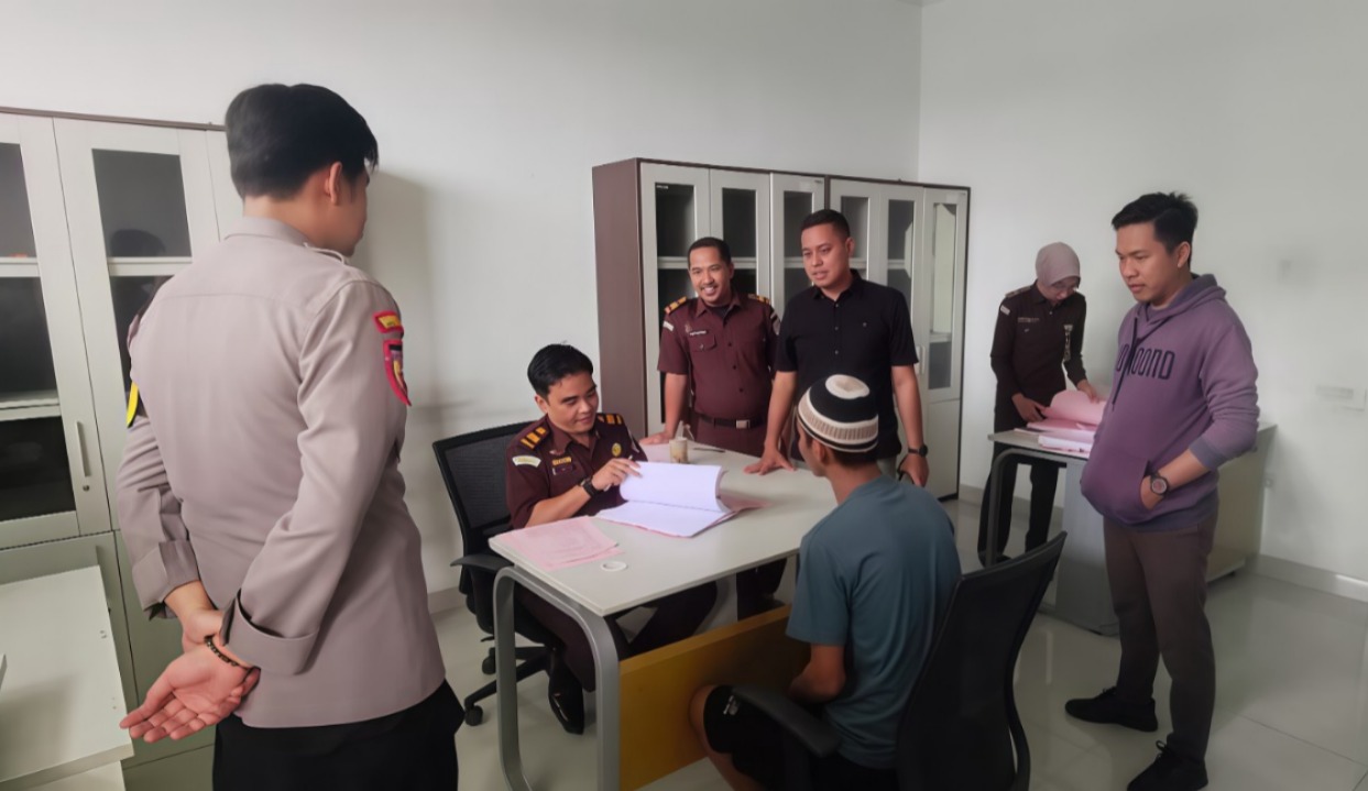 Polsek Pringsewu Kota Limpahkan Tersangka Pencurian Mobil ke JPU