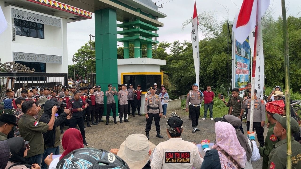 Aksi Unjuk Rasa LSM Trinusa di DPRD dan Kejari Pringsewu Berlangsung Kondusif