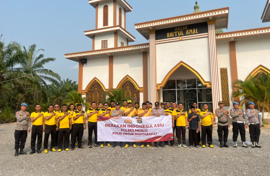 Dipimpin AKP Muslifar, Polres Mesuji Kompak Bersihkan Masjid Baitul A'mal