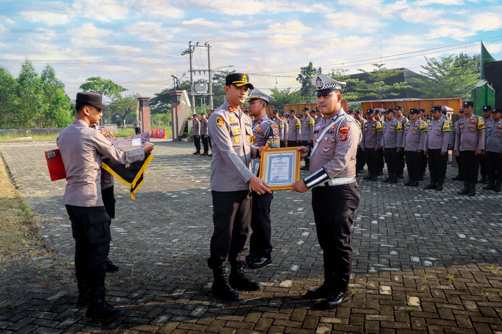 Dedikasi dan Profesionalisme Satlantas Pringsewu Diganjar Penghargaan Usai Operasi Ketupat 2025