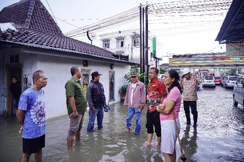 Bupati Riyanto Pamungkas Tinjau Banjir di Wilayah Pringsewu Kota