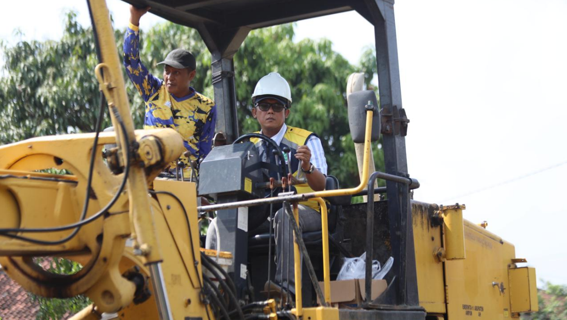 Perkuat Infrastruktur Daerah, Bupati Ardito Tinjau Perbaikan Ruas Jalan Karang Bolong