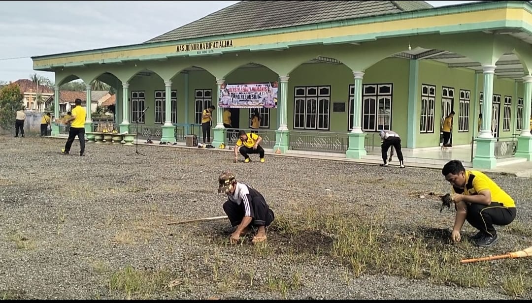 Peduli Kenyamanan Beribadah, Polres Mesuji Gelar Aksi Beli Humanis di Masjid Agung Batin