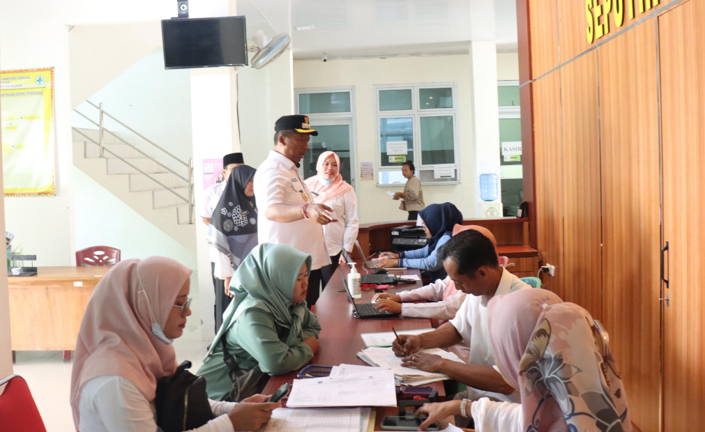 Sidak Puskesmas Seputih Raman, Wabup I Komang Koheri Dorong ASN Tingkatkan Disiplin dan Etika Pelayanan