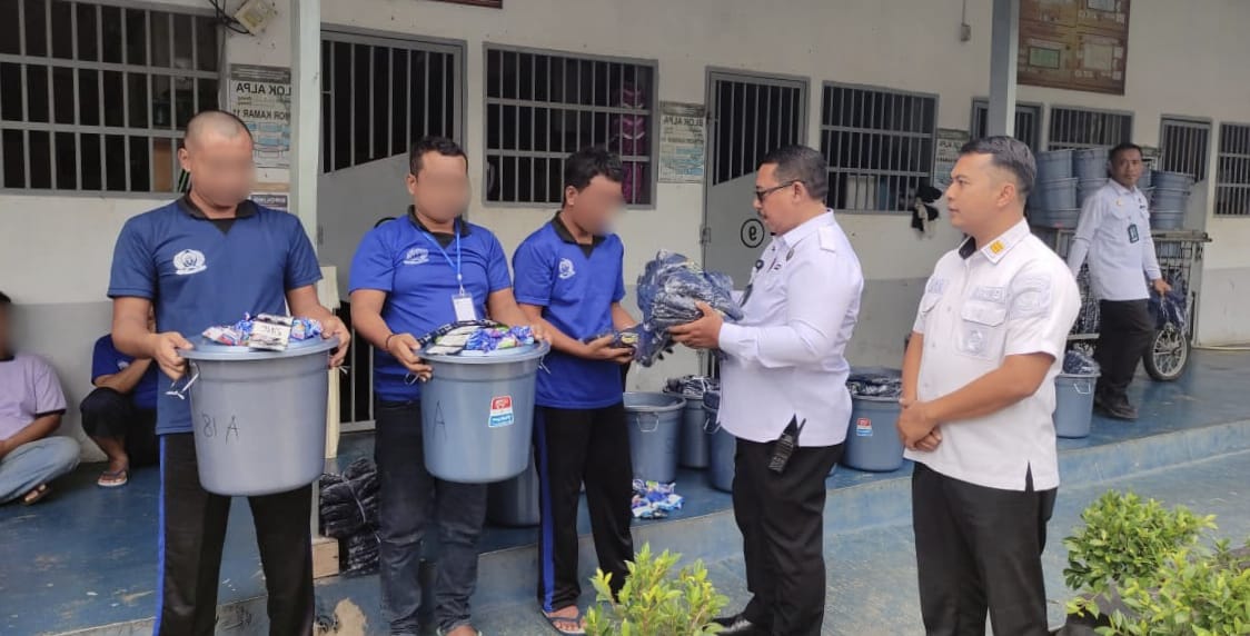 Tingkatkan Kedisiplinan, Lapas IIA Metro Bagikan Paket MCK dan Pakaian Khusus